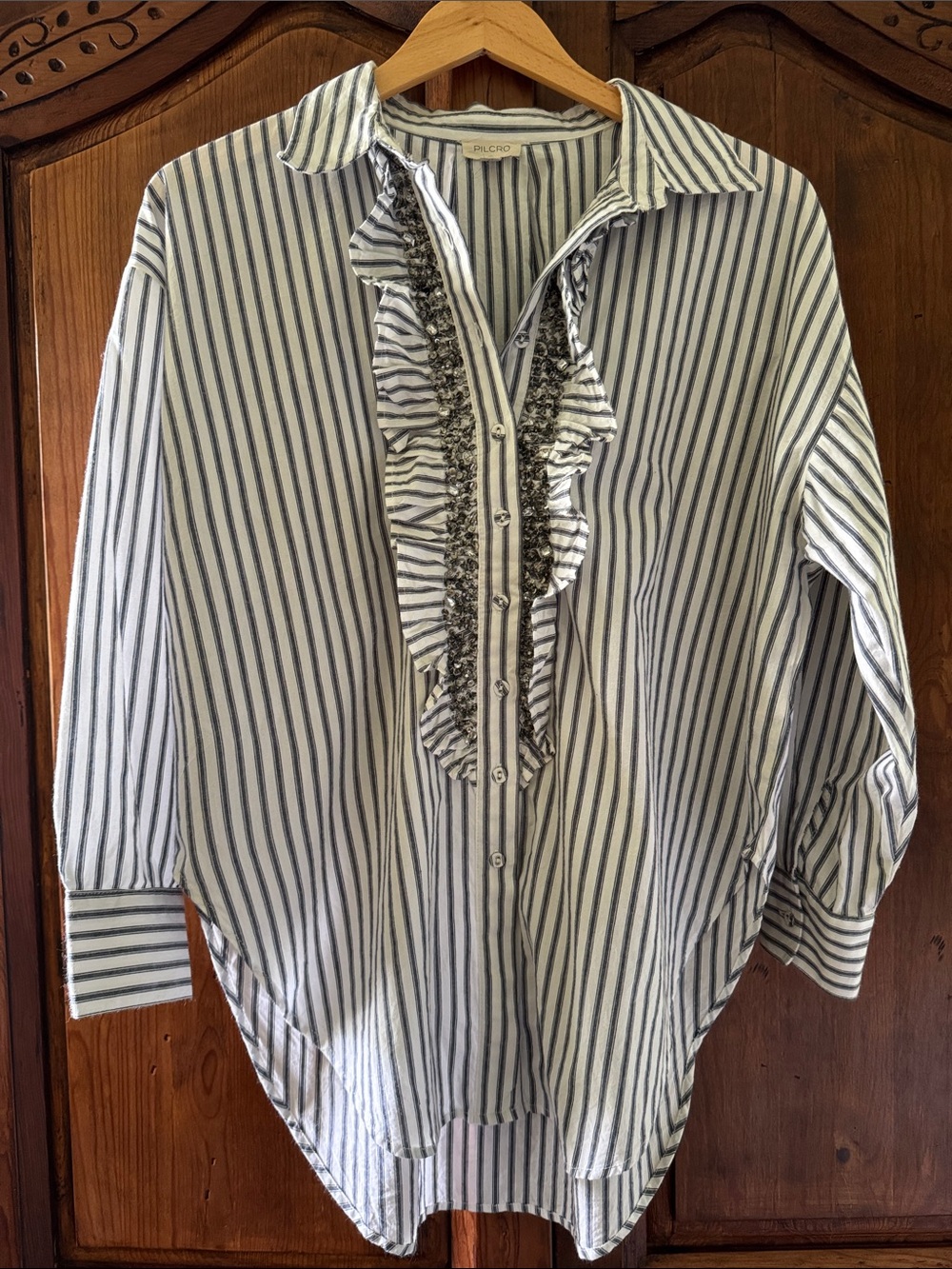 EUC PILCRO CRYSTAL EMBELLISHED RUFFLE FRONT BUTTON-DOWN SHIRT. SIZE XS PETITE.